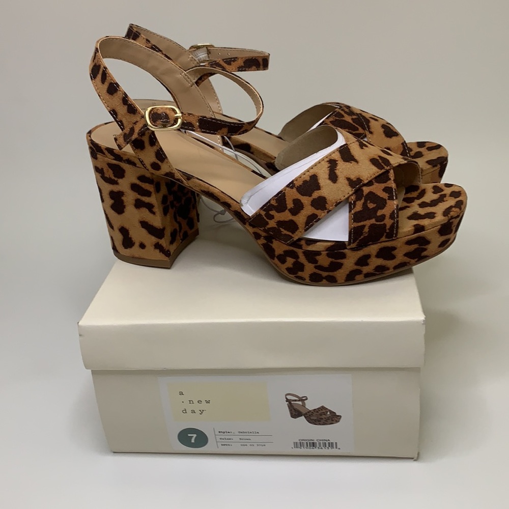 NWT Gabriella Leopard Mid Heel Platform Pumps